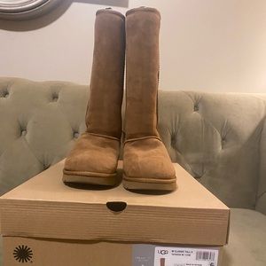 Ugg classic tall 2 Chesnut color worn maybe one time excellent condition.